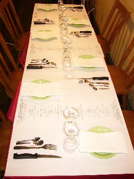皆で作った料理を試食するテーブル(1)