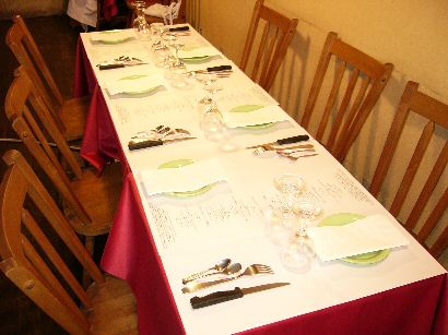 皆で作った料理を試食するテーブル(2)