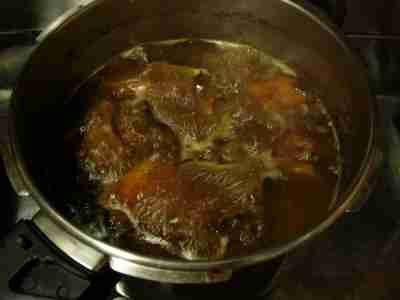 さらに一時間〜二時間煮込み続けます(水分が三分の一蒸発)