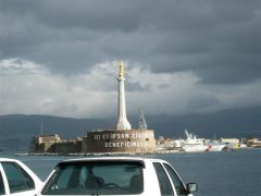 Messina メッシーナの港で向こうに見えるのはイタリア本土  