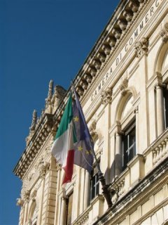 Siracusa イタリア国旗とユーロ国旗