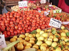 Catania カターニャの市場のレモンとトマト売り