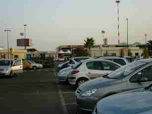 カターニャ空港(ここが前回の旅行記に出てくるハーツの駐車場です)