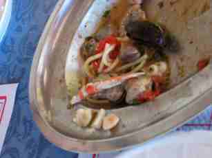 ぺスカトーラ。ニンニクの入った魚貝のパスタ